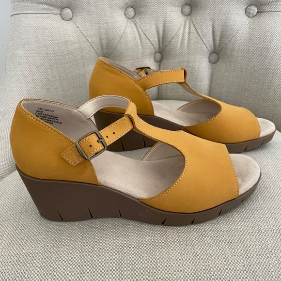 Cliffs by White Mountain Sz 8.5 Peep Toe T-Strap Wedge Sandal Mustard Leather - Picture 8 of 11